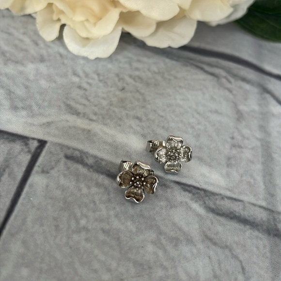 Mid 50’s/late 60’s TRIFARI CROWN CLIP ON EARRINGS SILVER TONE. - Picture 2 of 5